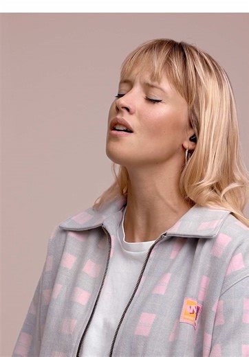 who remembers this one ❤️‍🩹❤️‍🩹 @💿 Angèle 💿 @COLORS #angele