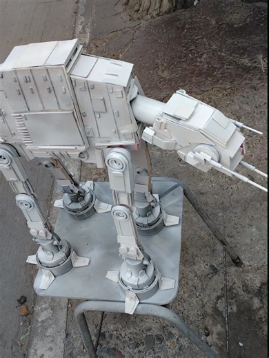 STAR WARS antes y después: Fabricando caminantes imperiales (Video 2)