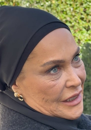 Hülya Avşar Tesettür modası ve türban ile ilgili görüşlerini belirtiyor. #hülyaavşar #yeşilçam #dizi #okanmermer #türban