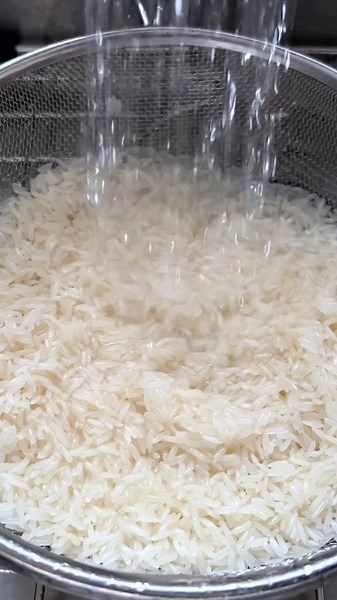 Reussire la Cuisson du Riz au Jasmin Astuce Cuisine Pour: 1/2 Tasse de riz 1/2 Tasse 2 Cuillère à soupe d’eau * Choisir un chaudron de grosseur moyenne Pour: 1 tasse de riz 1 tasse et 1/4 d’eau Choisir un grand chaudron - Laver le riz jusqu’à ce que l’eau soit claire - Verser le riz et l’eau dans un chaudron - Emmener à ébullition à feu élevé sans couvercle - Aussitôt l’ébullition atteinte, réduire la chaleur à medium low et couvrir (quand même plus low que medium😉) - Cuire 12 minutes - Repos s