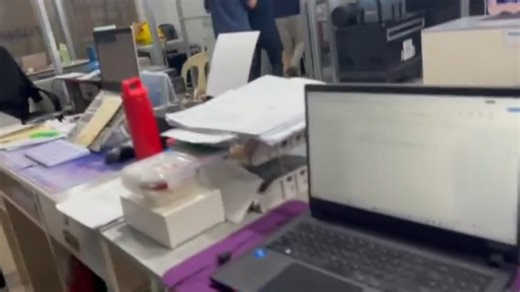 Nagsilabasan ang mga empleyado ng Butuan City Hall sa kanilang mga opisina dahil sa magnitude 7.4 na lindol Biyernes, Oktubre 10, 2025. (📽: Butuan City PIO) | ABS-CBN News