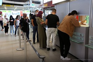 23K views · 18 reactions | Am Flughafen Tegel gibt es seit Mittwoch die Möglichkeit, direkt nach der Ankunft einen Test auf das Coronavirus durchführen zu lassen. Ab kommender Woche sind die Tests für einige ankommende Reisende verpflichtend. | DIE ZEIT | Facebook