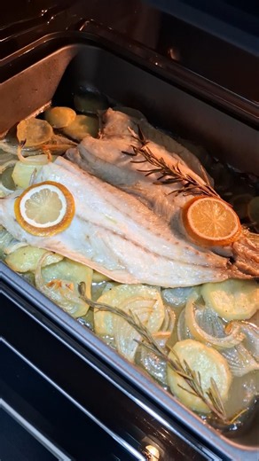Lubina al horno con patatas 🐟🥔 #shorts #recetas #lubinaalhorno #cocinaespañola #pescado