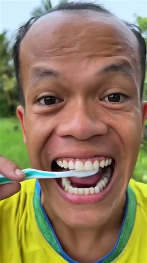 Funny man brushing the teeth #funny #challenge #comedy #trendingshorts #ytshorts