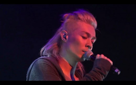 smiley face 周柏豪 MV 现场混剪 这首歌听着总是能心动，最后两句的英文，很苏很暖