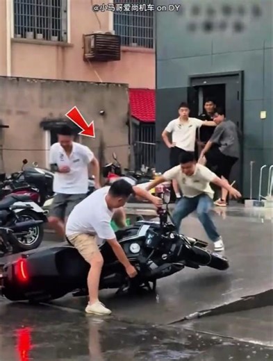 هذا الرجل خاض تجربه قيادة الدراجه لأول مرة ولكن رووووعة