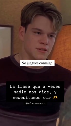 Peli: EL INDOMABLE WILL HUNTING 🫶 Sinopsis: Relata la historia de Will Hunting, un joven con una gran inteligencia que vive en el barrio de Boston. Su vida se ve alterada cuando conoce a un profesor de matemáticas que lo ayuda a descubrir su potencial. Escena clave: La frase "no es tu culpa" se utiliza en una conversación entre Will y su terapeuta, interpretado por Robin Williams. Mensaje principal: La escena transmite la idea de que las decisiones y acciones pasadas no definen el futuro de una