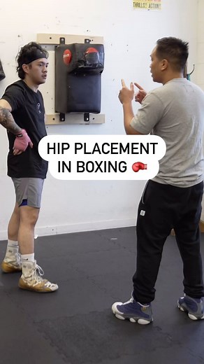 📌 HIP PLACEMENT It’s not just getting your head out of the midline, it’s hip positioning too. Or else you’re slipping and rolling but as soon as you stop, your heads still in the same spot. Add footwork with the head movement to truly have your head in a new spot to keep your opponent guessing, turning and missing. 🥊 Join me at QB Online for $5 monthly or free for members. Link in bio. 💥 Discover the transformative power of boxing at our Vancouver school of boxing. Whether you’re a beginner, 