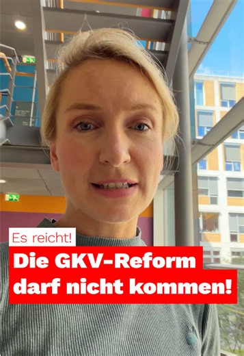 Merz, Warken und Co. sind alle Mittel recht, um die Krankenkassen-Reform noch diese Woche durchzudrücken. Was die Reform bringt? Krasse Kürzungen für uns alle. Sie würde für Beschäftigte und Patientinnen und Patienten eine massive Verschlechterung bedeuten. Wir müssen die Reform stoppen! Deswegen klagen wir und gehen auf die Straße! Am Freitag, um 8:30 Uhr, vor dem Reichtstagsgebäude in Berlin. Es reicht! ✊🚩