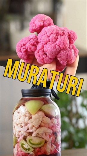 Cele mai simple muraturi de casa 🤤 Nu am spațiu pentru un butoi mare cu murături pe balcon, așa că am ales o variantă practică, versatilă și rapidă: un borcan în care pot să combin exact legumele care îmi plac. Îmi place această metodă pentru că nu necesită nici grijă prea mare, nici timp îndelungat. Nu trebuie să vânturam iar în 7–8 zile sunt deja gata de savurat. Tot procesul se desfășoară în borcan, simplu și curat. Folosesc o mănușă fixată bine pe capac, pentru că acționează ca o supapă de 