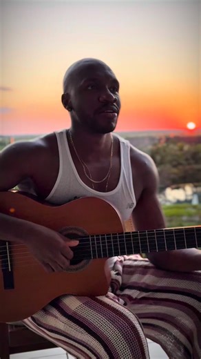 Hector. on Instagram: "Impossível não se arrepiar inteiro assistindo a apresentação do @badbunnypr !! Uma das maiores apresentações do SB, na minha opinião e um dos shows mais simbólicos! Como artista, deixou ainda mais claro o tamanho e e força da sua voz e da sua música!! 👏🏿👏🏿👏🏿👏🏿 GIGANTE!! Assistir no México deixou tudo ainda mais especial e inesquecível a ponto de me dar coragem de cantar em uma língua nova pra mim, mas que já me apaixonei (perdoem os erros 🥹) Dia 118✅ #Trip DtMf - 