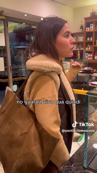Oggi una cliente simpaticissima è entrata con una missione importante: organizzare una cena perfetta per 6 amiche! Il nostro chef si mette subito all'opera e comincia a suggerire con entusiasmo tutto il meglio della nostra cucina: pasta fresca artigianale, secondi di carne e pesce, verdure di stagione, dolci irresistibili e molto altro ancora. Una consulenza golosa e divertente, perché quando si tratta di far felici le donne, noi sappiamo il fatto nostro! 👩‍🍳🍝🥂✨ 📍 Via della Moscova, 27 – Mi