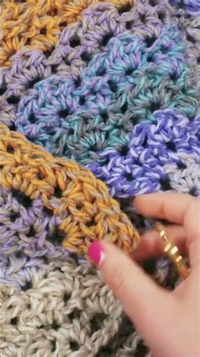 Eșarfă triunghiulară cu degrade de culori | Eșarfă moale dintr-un ghem de lână | Învață să croșetezi