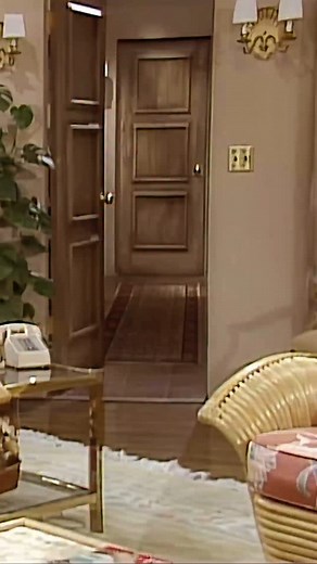 Golden Girls – A new guest requires new sleeping arrangements—and there are snoring concerns. Let’s just say it’s not the guest keeping everyone up. #GoldenGirls #GuestDrama 🛏️😴 #SnoreWars #MiamiSleepover 🌴 | Golden TvEra