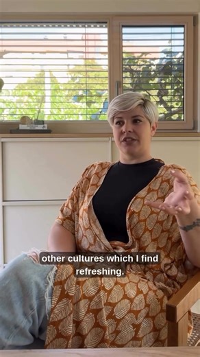 Let Tjaša, an Erasmus student mentor explain why it’s beneficial to host Erasmus students! As an interior designer guiding Erasmus students through mood boards, modeling, SketchUp, V-Ray and Twinmotion, Tjaša sees firsthand how much they bring to the studio. New perspectives and unique skill sets enrich every project. Both the company as well as the student learn from each other, creating a space where everyone grows together! —- Naj Tjaša, mentorica Erasmus študentov, razloži, zakaj je koristno