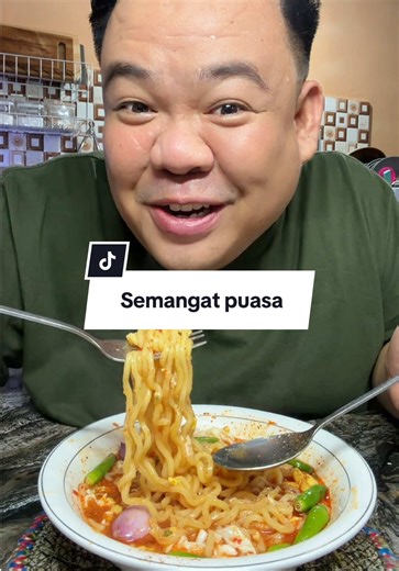 Mukbang Mie Pedas yang Menggugah Semangat Puasa