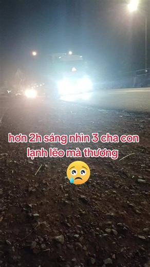 2h sáng vô tình nhìn thấy 3 cha con trên chiếc xe lôi, thấy mà thương.
