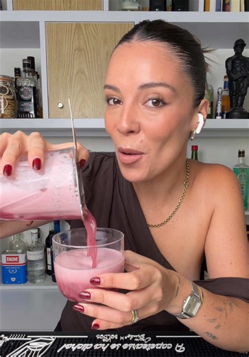 Carmenere Sour 🍷🍋‍🟩 El buen vino también se disfruta en un rico cóctel! Si eres fanático del vino tienes que probar el Carmenere sou, suave, sabor del vino y muy muy rico!!! Ingredientes: 3 Oz Bicicleta Carmenere 1 Oz jugo de limón sutil 1 Oz syrup simple Clara de huevo Batimos en seco y luego con hielo para enfriar y servimos!! El color queda precioso y el sabor uuuuffffff