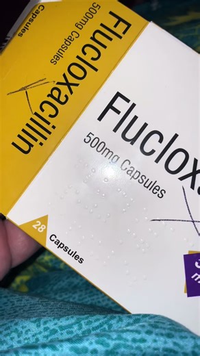 What a nightmare few days ago, shingles on the face. Is not a joke and then a secondary infection on top , cellulitis 😨😭 safe to say I’ll be in bed for a few days on anti viral and antibiotics #celulitis #shingles #chronicpain #chronicillnness #itablets