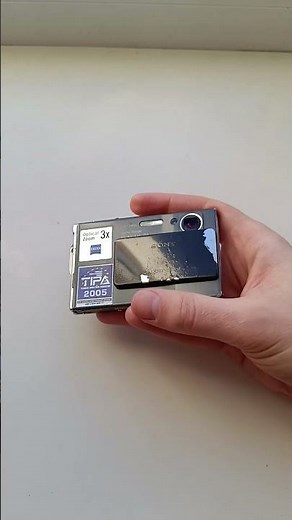 🧊 Ultra thin gadget from 2005 tech ads — Sony Cyber-shot DSC-T7 compact digital camera #Y2K #2000s