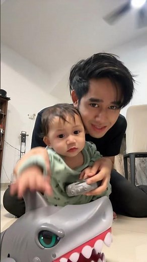 Aqil main mainan ikan jerung 🦈