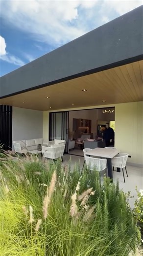 Sebasvelez_realtor on Instagram: "🍃Despierta cada día rodeado de verde, aire puro y tranquilidad. Esta casa campestre en Guarne es el lugar perfecto para quienes buscan un estilo de vida sereno, con amplios espacios y un entorno natural que invita al descanso y a compartir en familia.🏡 💵 Valor: $2.850.000.000 Código: T760 • Municipio: Guarne • Sector: Vereda la Mosquita • Tipo: Casa campestre en parcelación • Niveles: 1 • Área construida: 450 m2 • Área lote: 2.954 m2 • Habitaciones: 4 • Baños