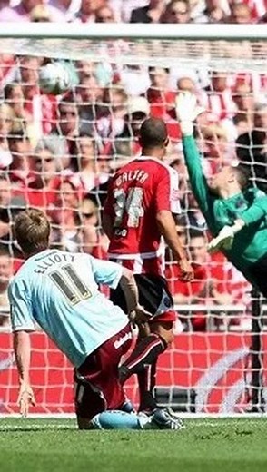 Who remembers this iconic moment? 🙋‍♂️ On this day in 2009, Wade Elliott scored this stunning goal in the Championship Play-Off Final against Sheffield United to send us back to the top-flight after a 33-year wait ⚽️ | Burnley Football Club