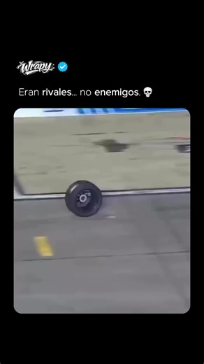 El día en que la rivalidad dejó paso al respeto. Cook Out 400, Richmond. Bubba Wallace estaba firmando una de esas actuaciones que se recuerdan durante años: lideró más de cien vueltas, se llevó la Etapa 2 y parecía tener la carrera bajo control. Pero en NASCAR todo puede cambiar en cuestión de segundos. En plena parada en boxes bajo bandera verde, un fallo mínimo lo cambió todo. Una rueda delantera no quedó bien asegurada y terminó soltándose en el pit lane. Un error casi imposible… pero sufici