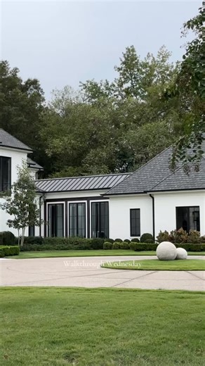 These clients leave vacations early because they’d rather be at home; wouldn’t you? Featured in LUXE magazine, this Memphis area home is a grand escape from city life. A beautiful grand foyer welcomes you in and invites you to explore the redt of this home. With a spectacular backyard lake, we took every opportunity to create a stunning view. From sitting bays to a gorgeous outdoor oasis, every part of this home breathes relaxation. Always at the forefront of our design process, our custom desig