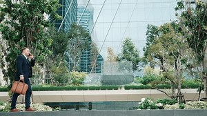 Vue latérale de l'homme d'affaires appelant : vidéo de stock (100 % libre de droit) 3909433455 | Shutterstock