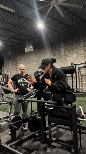 𝙈𝙤𝙨𝙩 𝙥𝙚𝙤𝙥𝙡𝙚 𝙙𝙤 𝙩𝙝𝙞𝙨 𝙬𝙧𝙤𝙣𝙜 𝙤𝙣 𝟰𝟱° 𝙝𝙮𝙥𝙚𝙧𝙨 👀⁣ ⁣ This machine is basically the machine version of a 45° hyperextension. Same rules if you’re on a traditional 45° hyper:⁣ ⁣ 🍑 𝗚𝗹𝘂𝘁𝗲-𝗯𝗶𝗮𝘀𝗲𝗱 𝗰𝘂𝗲𝘀⁣ • Don’t drop all the way down. Use a shorter, controlled ROM—descend only until you feel a glute stretch, then come up by squeezing. (Going too deep shifts work to erectors/hamstrings / low back, etc)⁣ ⁣ • Keep a posterior pelvic tilt (light “tuck”) and a slight 