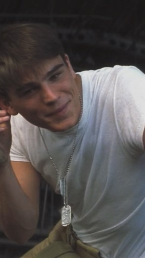 80ꜱ, 90ꜱ, 00s and more on Instagram: "Josh Hartnett and Kate Beckinsale in Pearl Harbor, 2001."