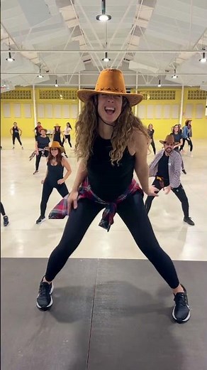 Seguimos hipnotizados con su mini mini! Y en clases virtuales también #mini #lavilla #zumba #trend