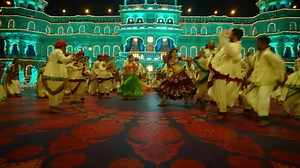 Param sundari ka swaagat kijiye! Song OUT NOW on the link below: https://bit.ly/ParamSundari Exclusive world premiere 30th July on JioCinema & Netflix. Kriti Sanon Pankaj Tripathi #EvelynEdwards Sai Tamhankar #AidanWhytock #SupriyaPathak #ManojPahwa #SharukhShaikh #DineshVijan #LaxmanUtekar A.R. Rahman Amitabh Bhattacharya Shreya Ghoshal Ganesh Acharya #RohanShankar #SamruodhiPorey #AkashAgrawal Jio Studios Sony Music India #Mimi | Maddock Films