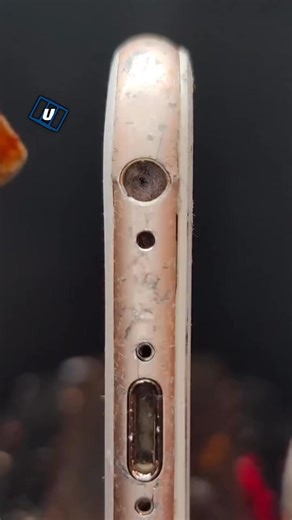 The most satisfying way to clean an audio jack 📲😲 | UNILAD Tech