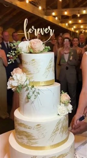 "Wedding Cake Disaster: The Cut That Went Wrong! 😱🍰"