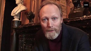 Hey, Lars Mikkelsen! Kan du fortælle Danmarkshistorien på 60 sekunder? Fredag aften ruller femte afsnit af 'Historien om Danmark' over skærmen, og vi nåede til den sene middelalder. Se med fredag kl.19.00. Efter sommer starter vi igen ved reformationen. | DR2
