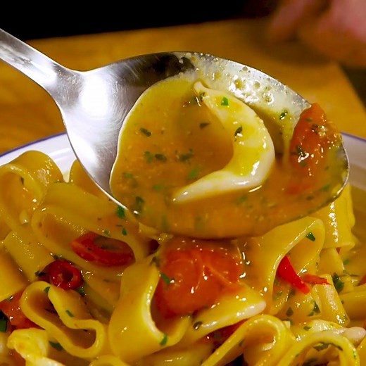 Questa dovete assolutamente provarla a fare. La calamarata è un piatto semplicissimo ma troppo saporito! Qui vi spiego come si fa: http://www.casapappagallo.it/ricette/primi-veloci/calamarata/ | Casa Pappagallo