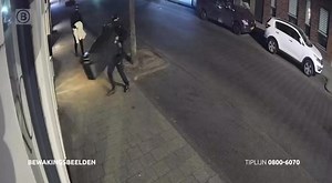 Inbrekers roven kapsalon leeg, complete voorraad haarextensies gestolen!!! Een vrouw uit Waalwijk is in mei slachtoffer geworden van een inbraak. Twee mannen sloegen toe in haar kapsalon. Al snel werd duidelijk dat al haar haarextensies (lokjes haar gemaakt van synthetisch of echt haar, die worden gebruikt om je haar voller te laten lijken, red.) weg waren. "Ik was in shock", vertelt de eigenaresse in het opsporingsprogramma Bureau Brabant. Er zijn beelden vrijgegeven waarop de mannen te zien zi