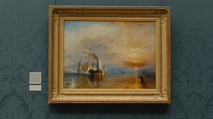 『007 スカイフォール』(2012)で、ボンド(ダニエル・クレイグ)は、新たなQ(ベン・ウィショー)に出会います。このシーンはロンドンのナショナル・ポートレート・ギャラリーで撮影されました。2人が見ている絵は、J.M.W.ターナーによる「解体されるために最後の停泊地に曳かれていく戦艦テメレール号」です。 | James Bond 007