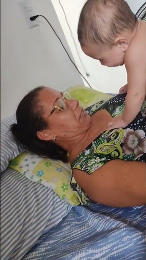 Aquiles 3 meses, brincando com a Vovó