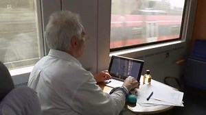 Seit es die Bahncard 100 für die 1. Klasse gibt, umrundet Joseph Dehler per Bahn quasi einmal im Jahr die Erde. Unterwegs schreibt der ehemalige Hochschullehrer und Politikberater an seinen Büchern. Im Zug kann er schließlich in Ruhe arbeiten. | BR24
