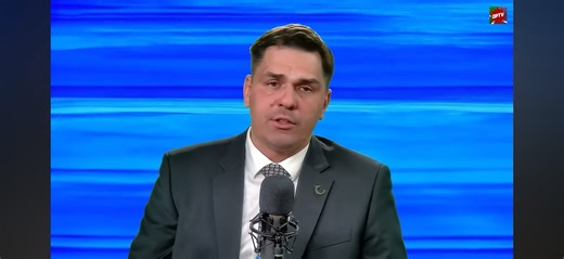 Penktadienis be kamščių – berniukus į mokyklą Vilniuje nuvežu su vėjeliu! 😄 🚁 Pastaruoju metu vis dažniau girdime diskusijas apie darbą nuotoliu viešajame sektoriuje. 🏠🏛️ Dirbdamas ministerijoje įsitikinau, kad tai – svarbi motyvacinė priemonė valstybės tarnautojams, padedanti stiprinti pasitikėjimą, savarankiškumą ir atsakomybę už rezultatus. 🏋️‍♀️⛹️ Darbas ministerijoje yra intensyvus ir reikalauja daug dėmesio, todėl lankstumas, kurį suteikia nuotolinis darbas, gali tapti reikšmingu priv