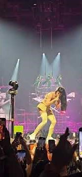 Katy Perry - i kisses a girl