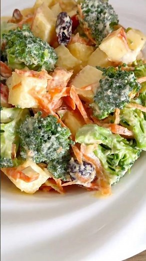 "Delicious broccoli and carrot salad: A healthy and delicious option! 🍎