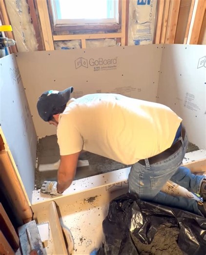 Alexander Fernandez on Instagram: "Dry pack shower base 👌🏼💪🏻#construction #bathroom #tiles #porcelain #shower"