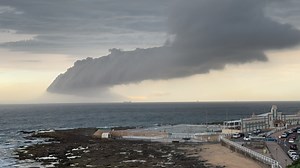 I captured a little Timelapse of that interesting cloud that literally rolled through Newcastle on Thursday before the evening light show. | StrikingNewcastle