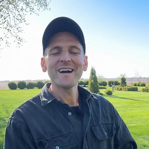 I love to give monthly garden tours every month during the spring, summer, and fall growing seasons. This way, you're able to see what's growing in my flower beds and garden and can let me know what you are growing as well. This is the April garden tour, which is super exciting! | Wyse Guide