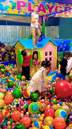 Berdiri di atap biru rumah mini kurcaci lempar bola kuning wahana mandi bola seru #cocomelon #shorts