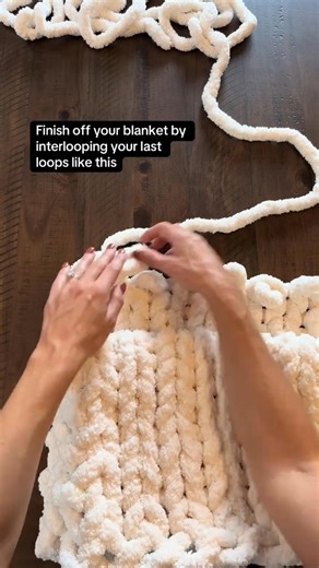1M views · 5.4K reactions | Learn how to make a hand knit chunky blanket with this quick tutorial! ##fyp##fingerknitting##chunkyblankettutorial##handknitblanket##falldecor##diyhomedecor##etsycreatorco##chenilleblanket##armknitting##diycrafts##handknit##sidehustle##newhobby##howtocrochet##crochet##crochetersoftiktok##arizona | WildlyWoven | Facebook